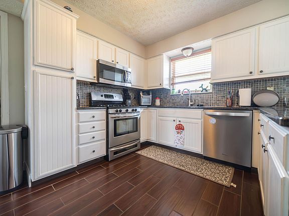 4th image of 2618 Hardwood Ave