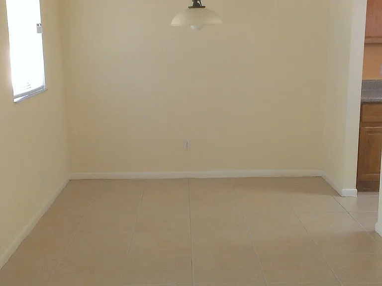 351 SW Buswell Ave — Photo 5