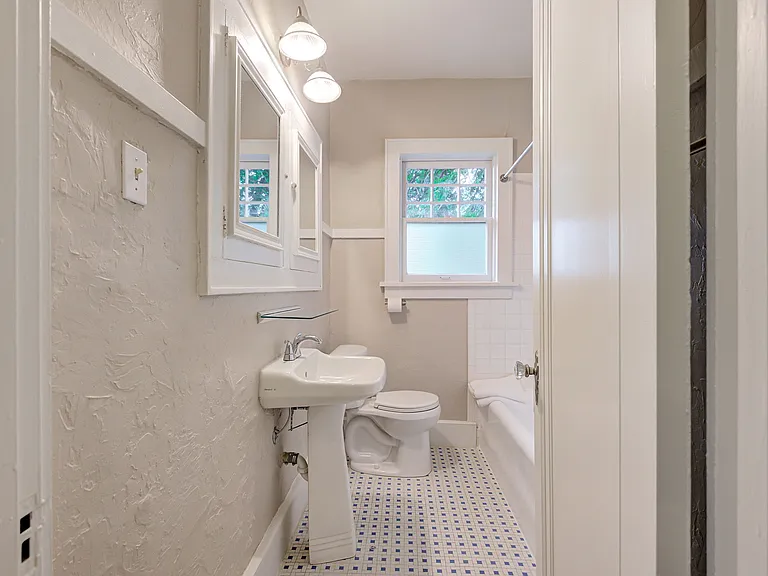 720 NE 17th St #1 — Photo 15