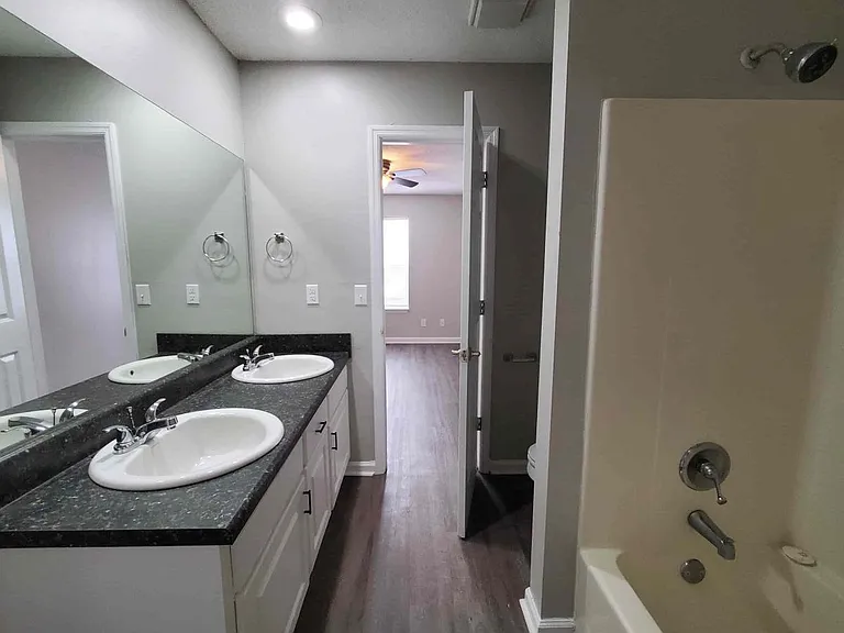 Holly Cove Apartments — Photo 7