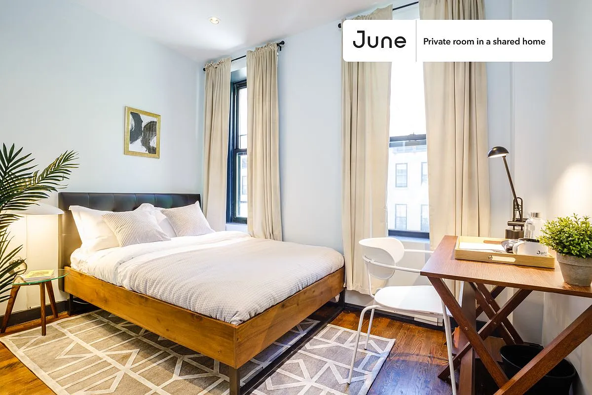 Queen bedroom in 4 bed/2 bath home in Upper East Side #157 D — Photo 1
