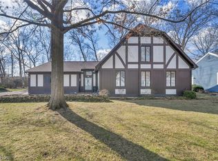 9 Westfield Ln, Rocky River, OH 44116