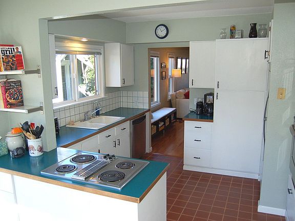 Kitchen w/ Eating Nook