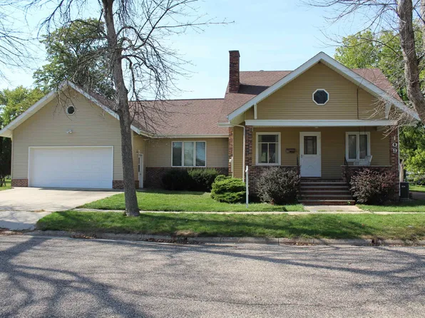 109 Park Ave, Sumner, IA 50674