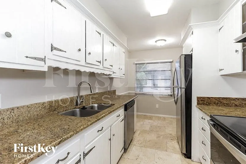 3 bed, 2.0 bath, 1572 sqft, $2,505 — Photo 4