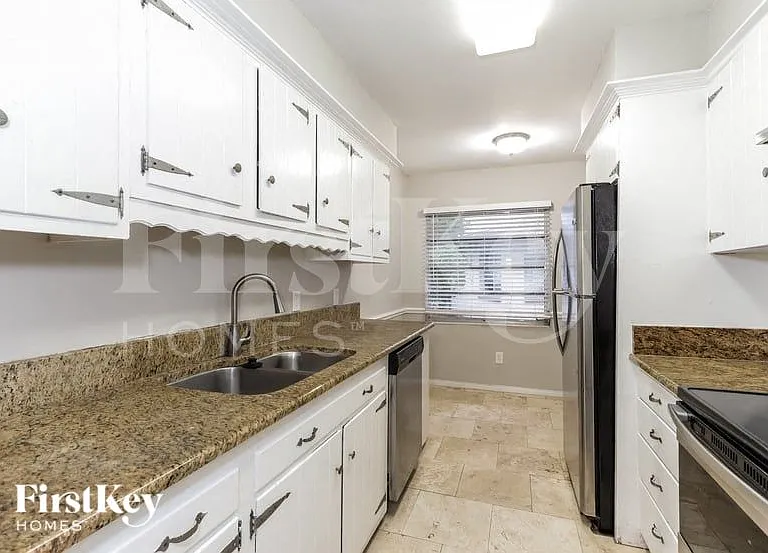 1795 Suffolk Dr — Photo 4