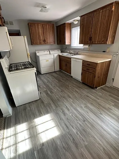 3 bed, 1000 sqft, $1,700 — Photo 4