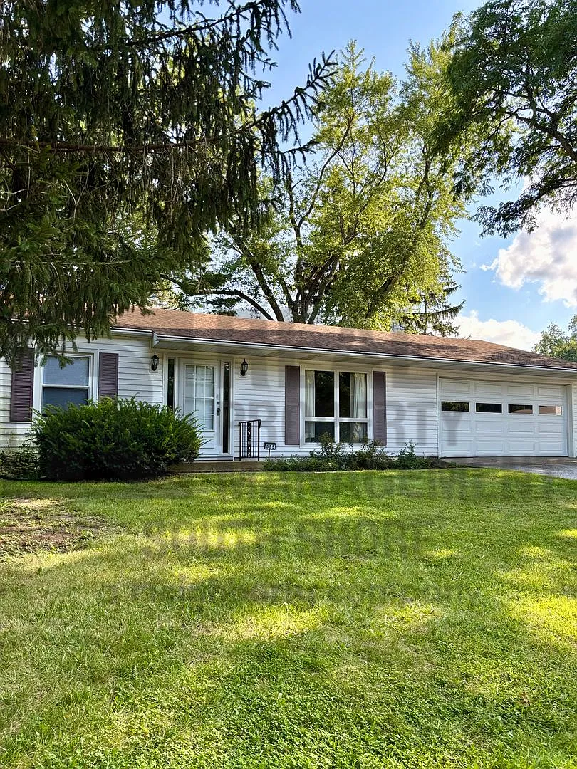 Sprawling 3Bed/2Bath Ranch in the Heart of Valpo — Photo 1