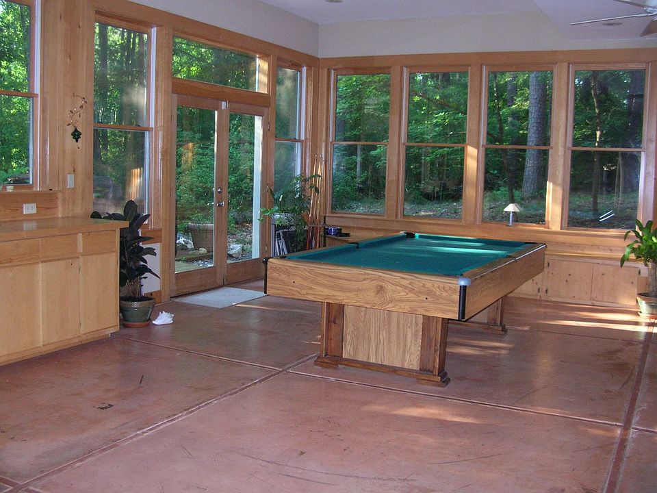 Rec room w/ pool table