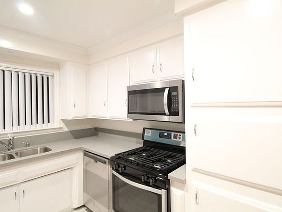 3rd image of 3121 Bagley Ave #6