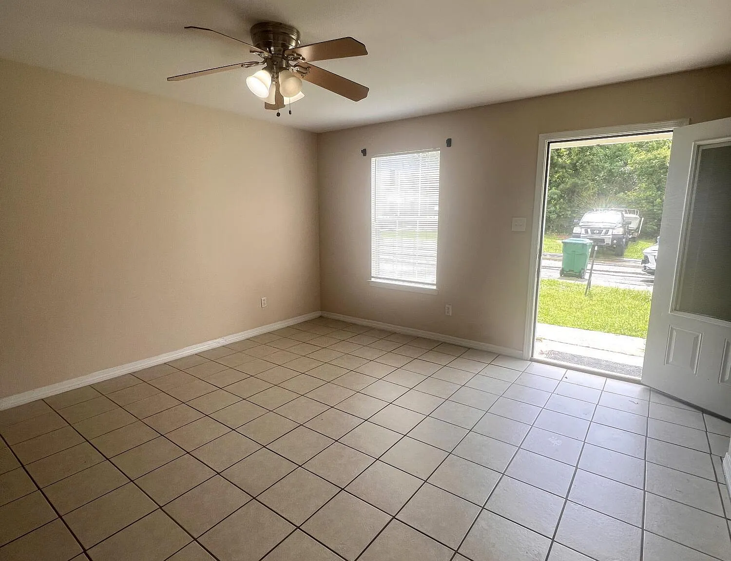 2 bed, 1.5 bath, 1037 sqft, $975 — Photo 2