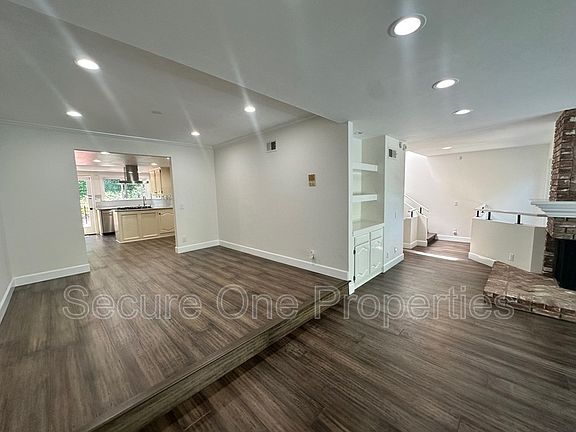 4th image of 4671 Club View Dr