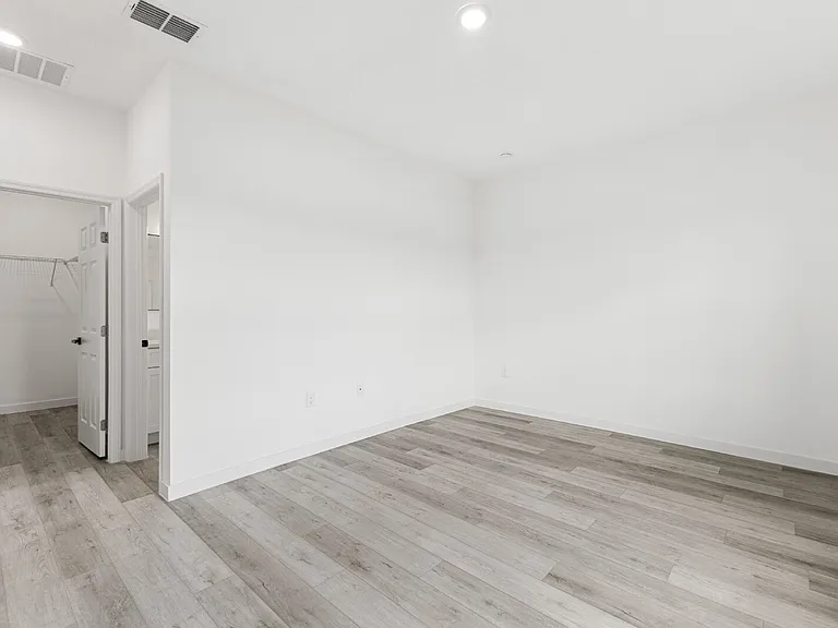 906 Fraser Dr — Photo 30