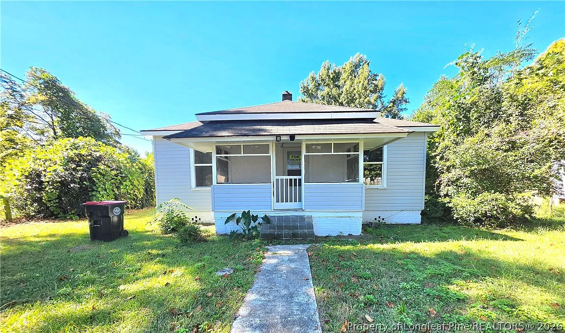2 bed, 1.0 bath, 796 sqft, $900 — Photo 1
