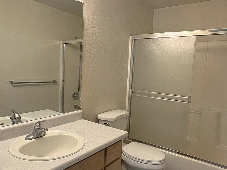 2042 Campus Dr #4 — Photo 7