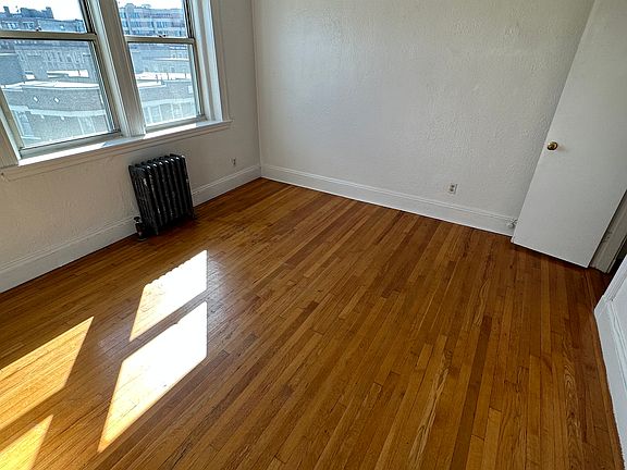 3rd image of 20 Colborne Rd APT 18