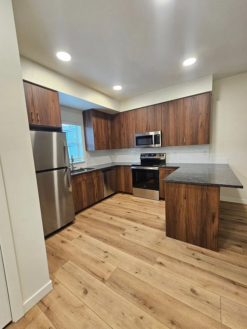 Stunning Town House in Garden City — Photo 3