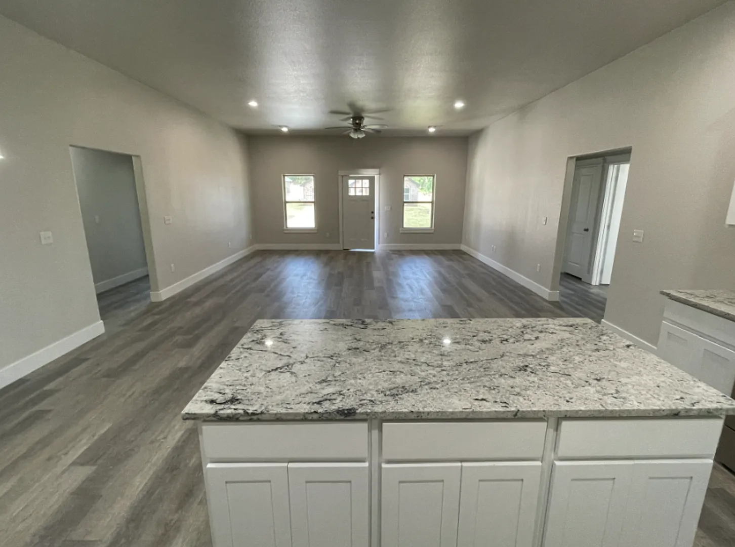 Fenced yard/2000 Sqft/Premium location — Photo 4