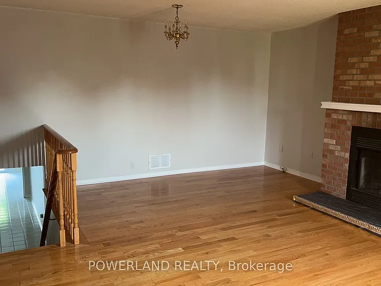 2441 Strathmore Cres — Photo 9