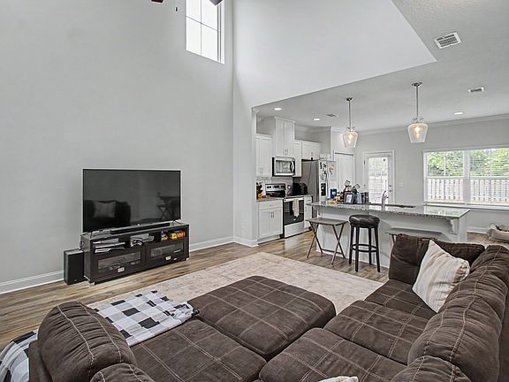 4th image of 785 Fairview Cir