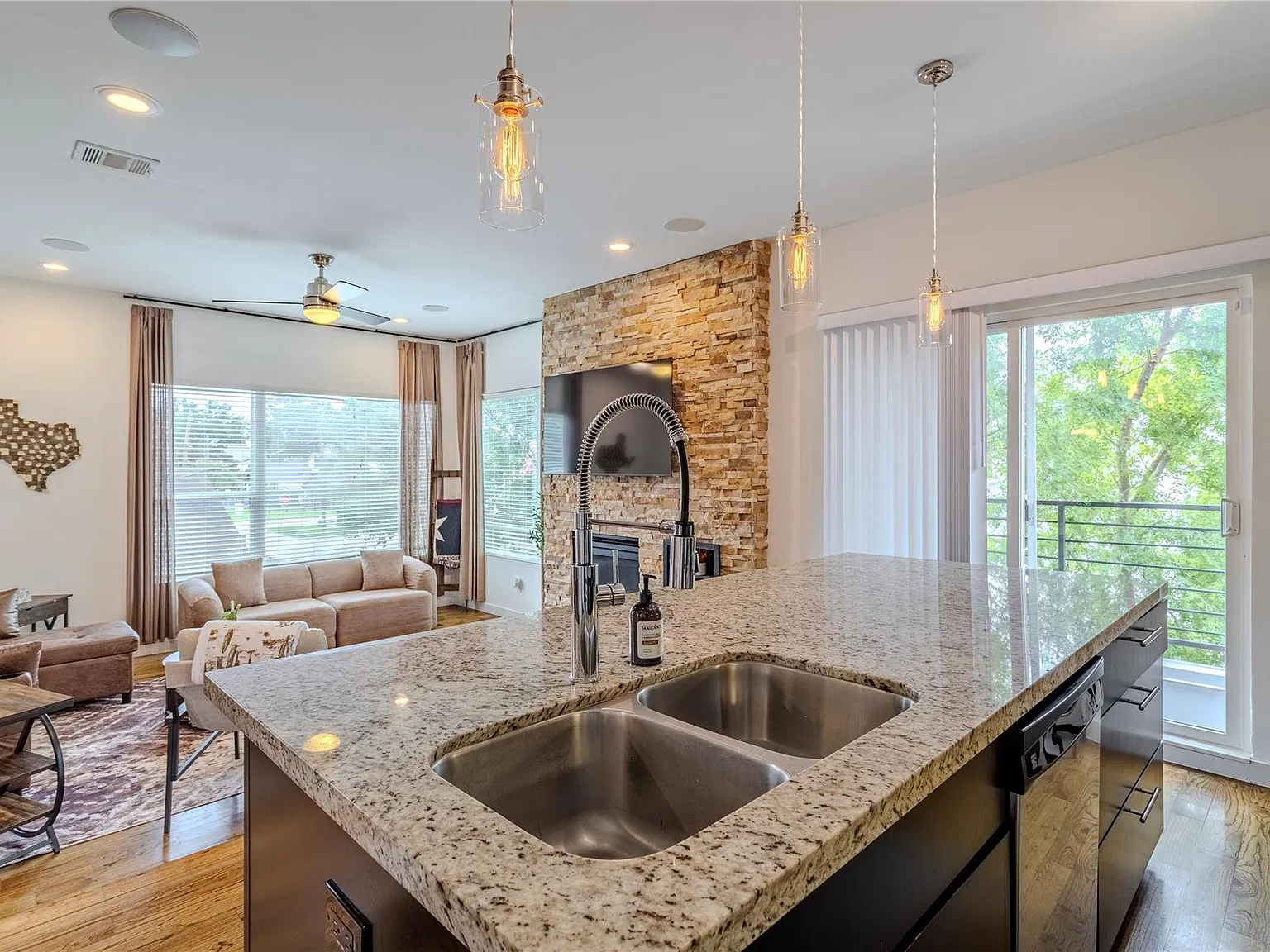 2 bed, 2.5 bath, 1625 sqft, $3,200 — Photo 3