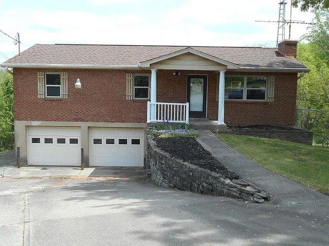 655 Clover Dr photo 1