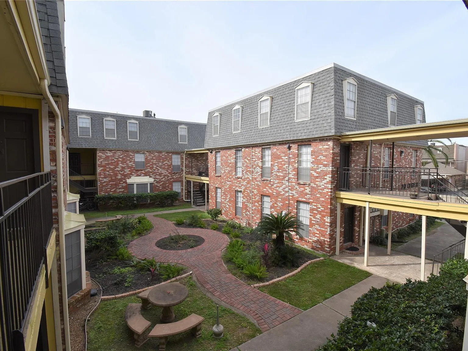 2 bed, 2.5 bath, 23194 sqft, $1,350 — Photo 1