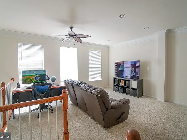4459 Monmouth St — Photo 9
