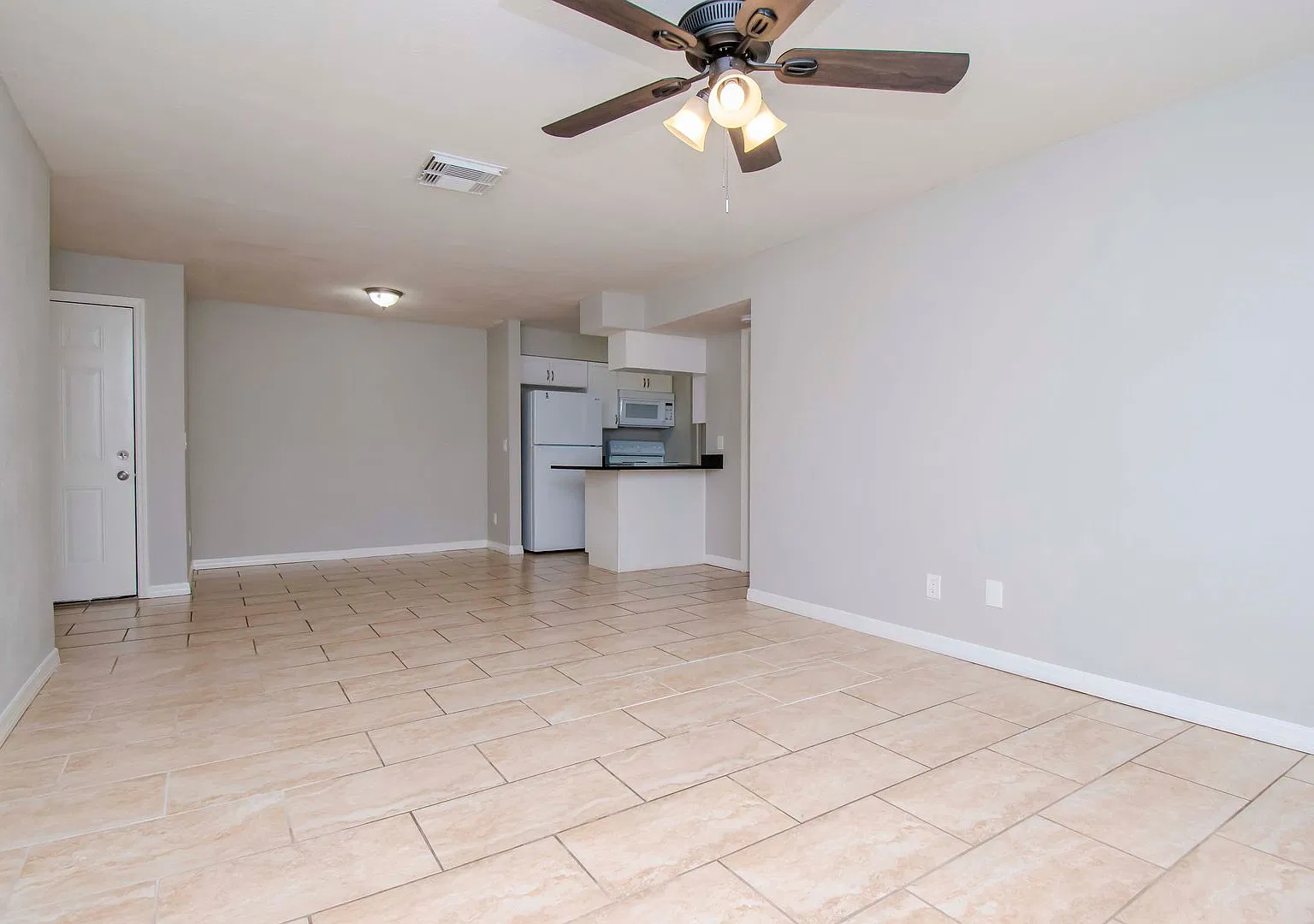 2/2 Condo Downstairs in Heart of Brandon @ The Hamptons of Brandon — Photo 2