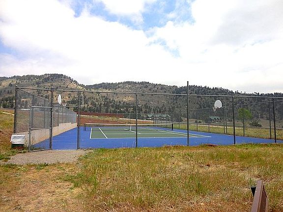 Neighborhood tennis ct