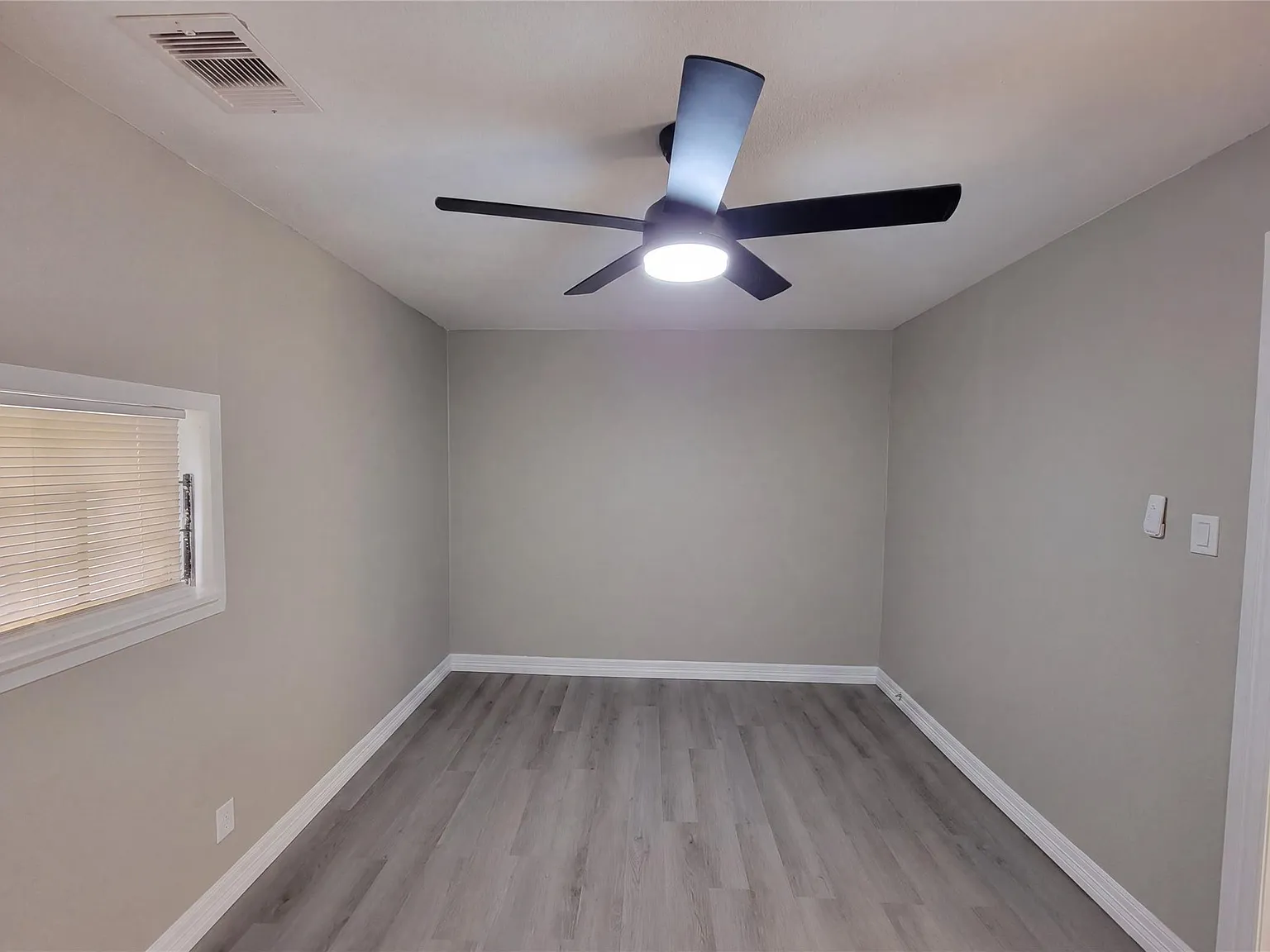 3 bed, 1.0 bath, 1500 sqft, $1,700 — Photo 3