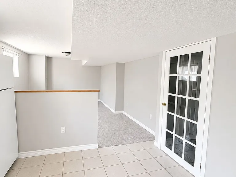 1387 Marshall Cres #LOWER — Photo 10