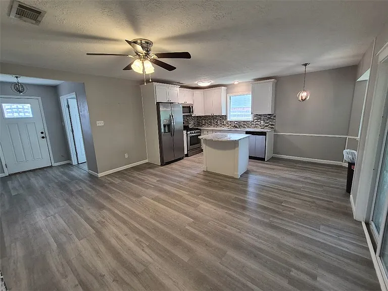 1409 Broadmoor Dr — Photo 6