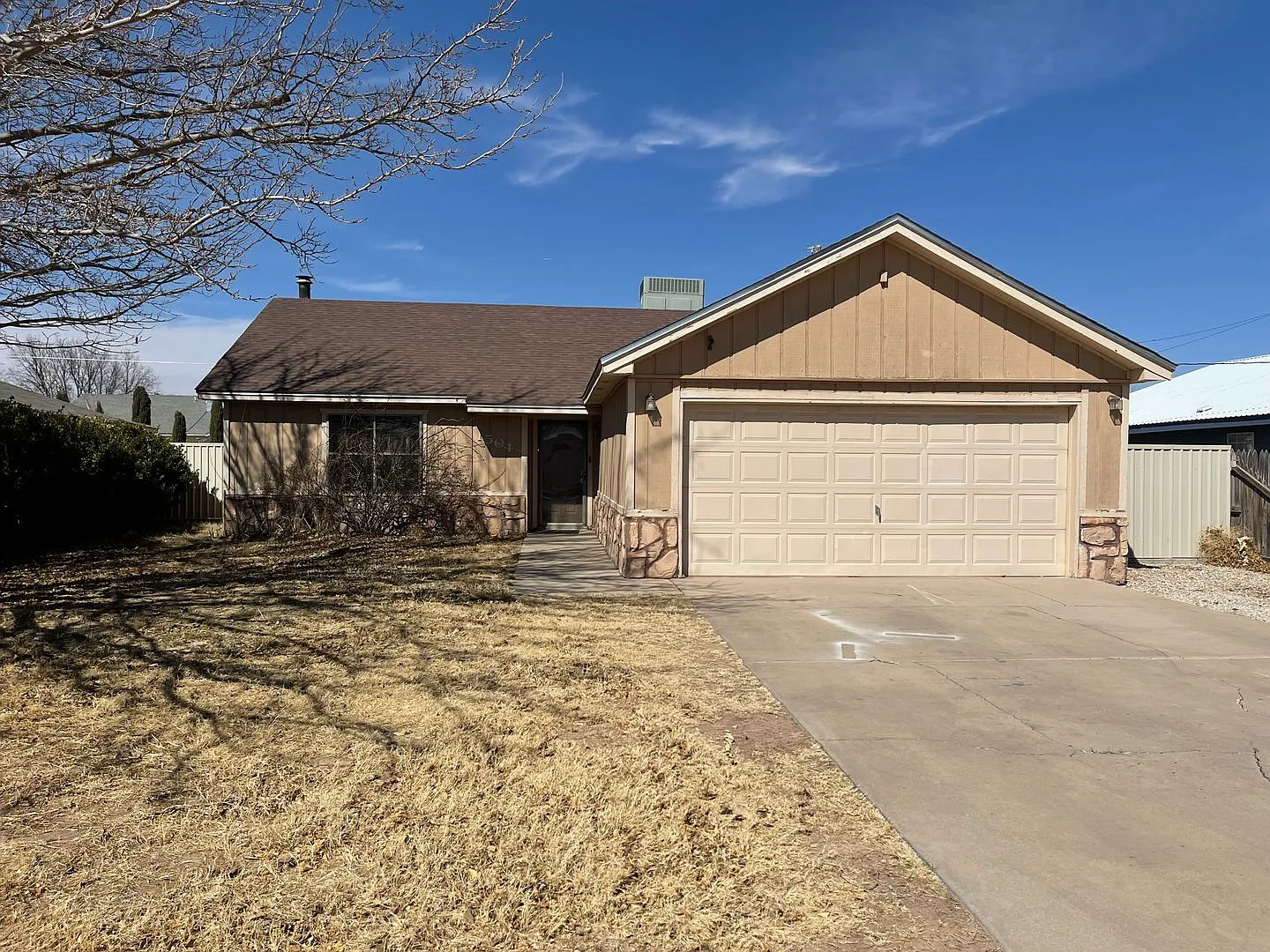 Updated 3 bedroom, 2 bath home - New flooring and paint! — Photo 1