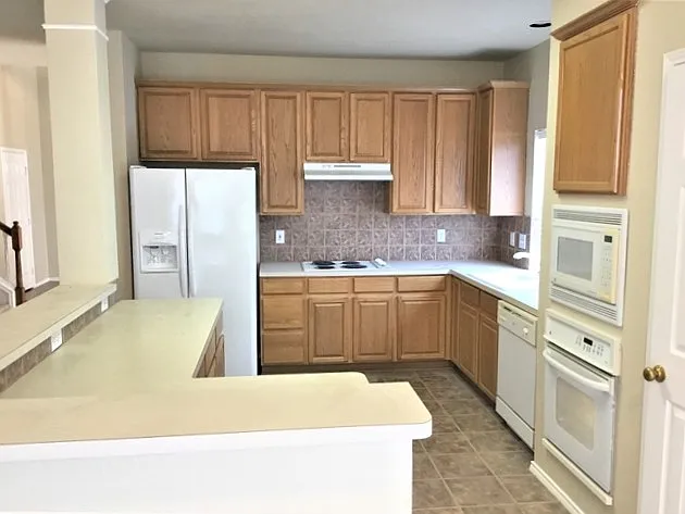 4 bed, 2.5 bath, 2786 sqft, $2,750 — Photo 2