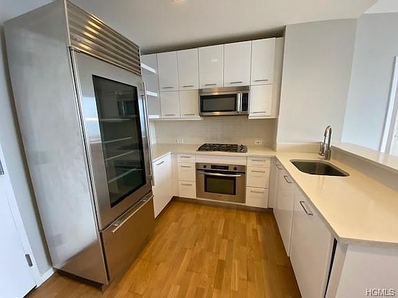 3rd image of 635 W 42nd St APT 39B