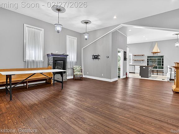 5th image of 2450 N Lakeshore Rd