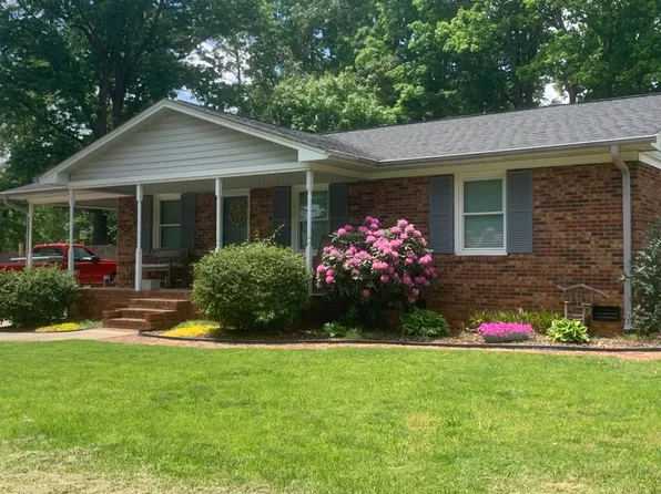 110 Holly Dr, Mount Holly, NC 28120