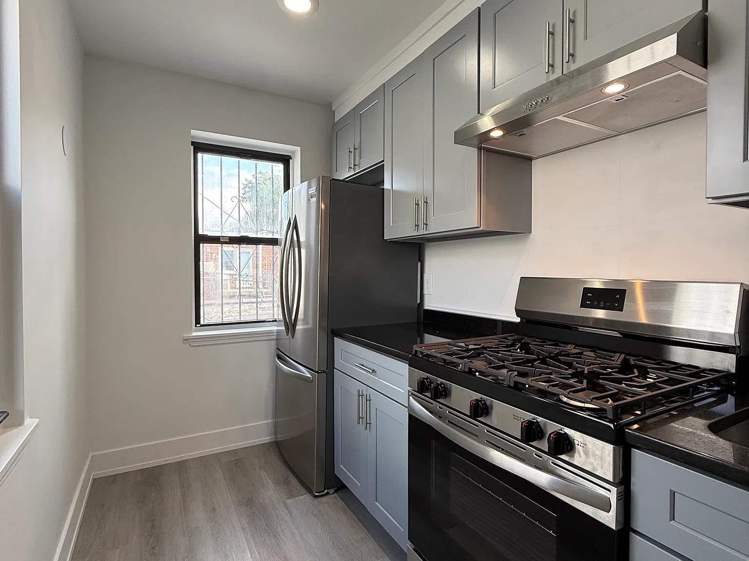 3 bed, 1000 sqft, $3,850 — Photo 2