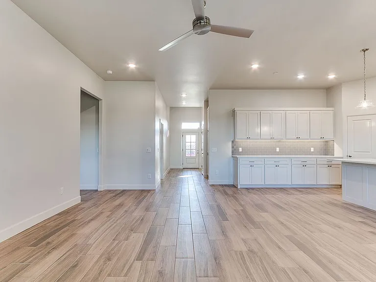 16025 Zamora Ln — Photo 19