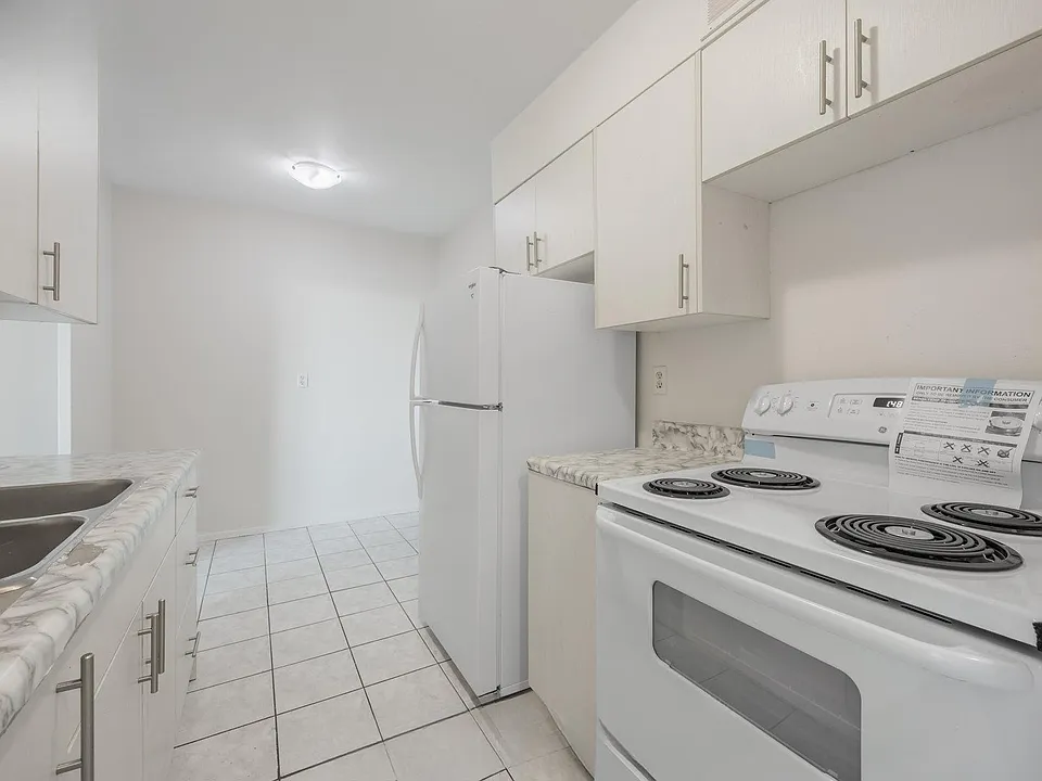 1385 Midland Ave
