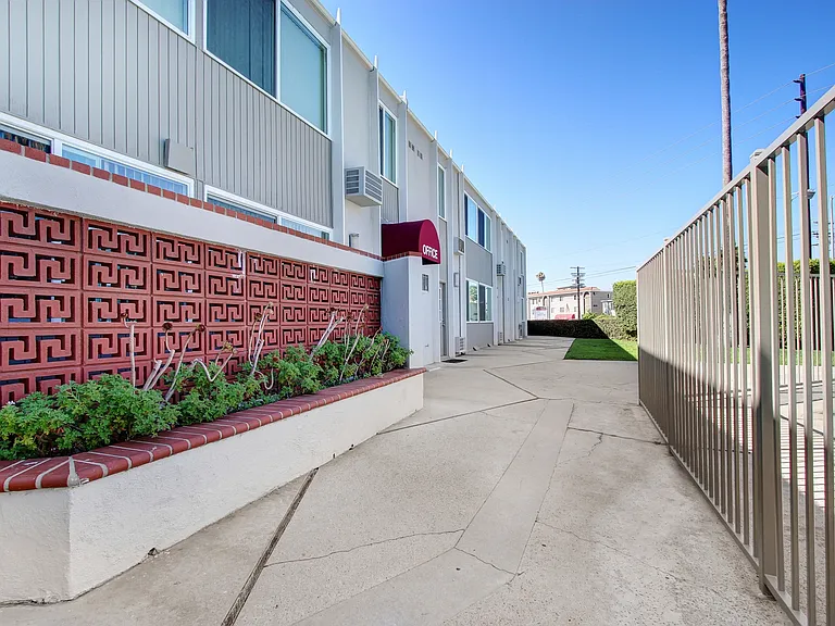 Royal Sepulveda Apartment Homes — Photo 6