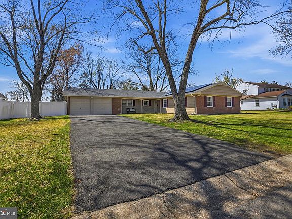 3rd image of 15 Club Ridge Ln