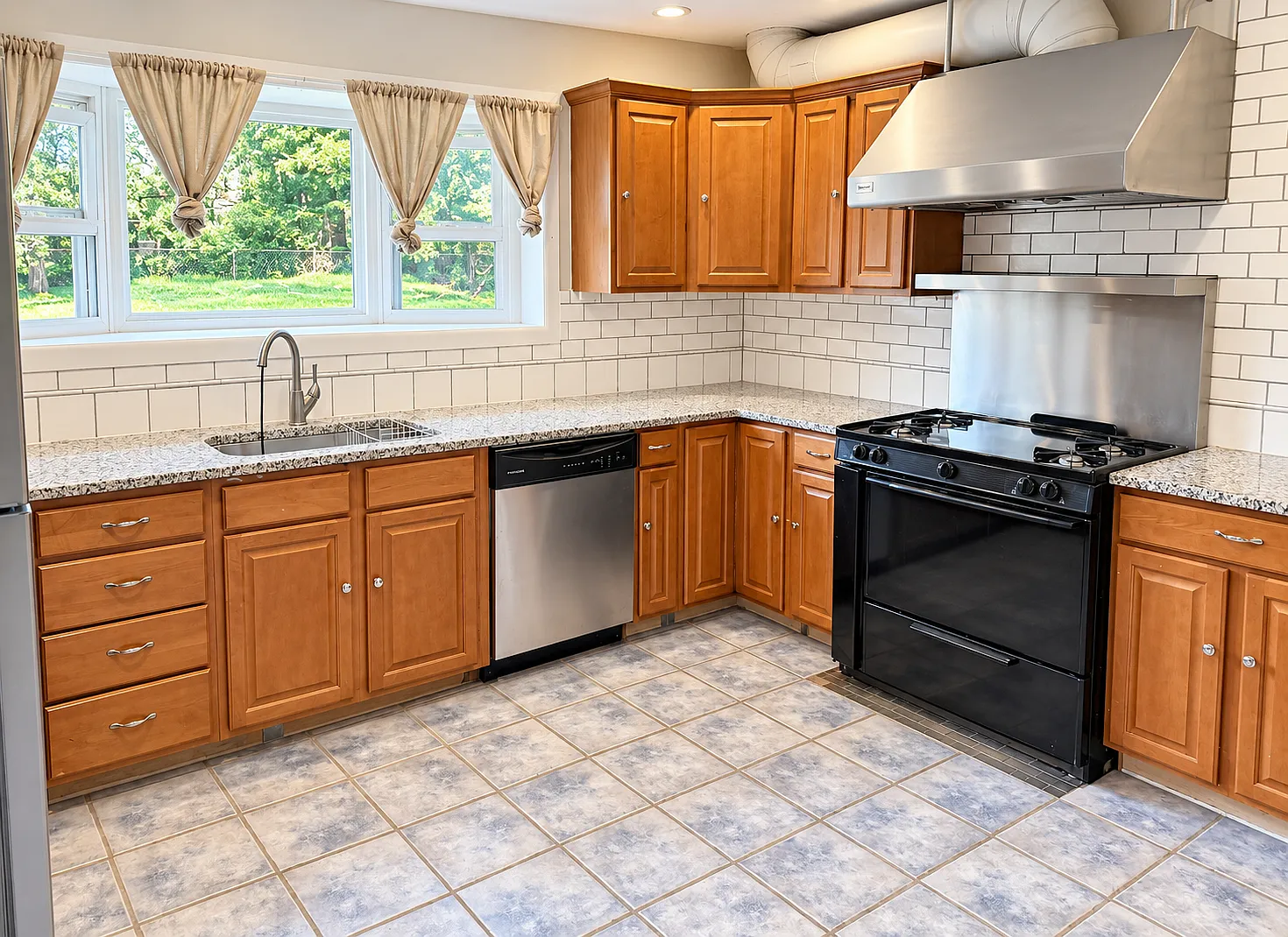 4 bed, 1350 sqft, $2,400 — Photo 3