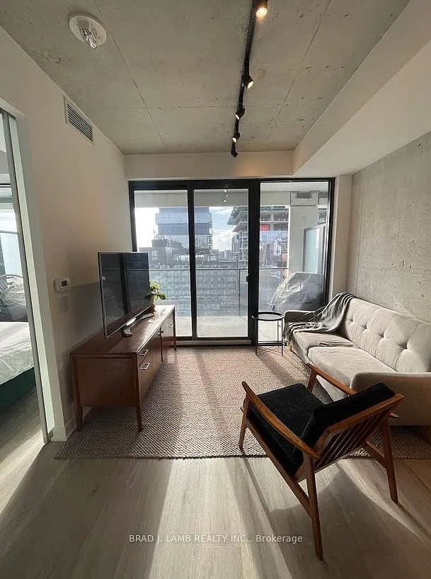 East 55 — Photo 2