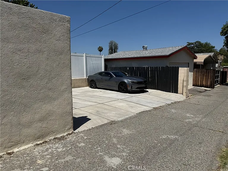 20324 Oxnard St — Photo 8