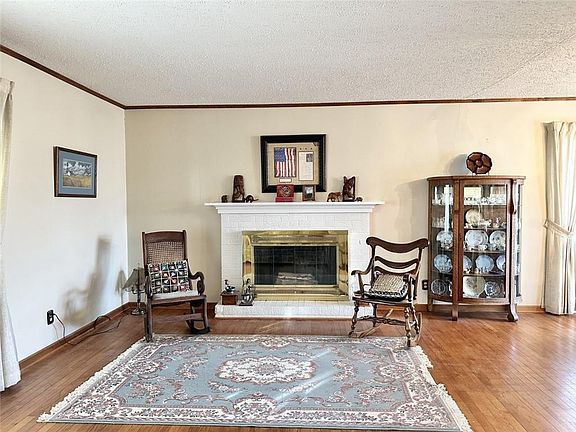 5th image of 830 Town And Country Ln