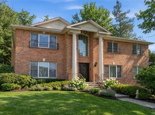 4 Peachtree Ln, Roslyn, NY 11576