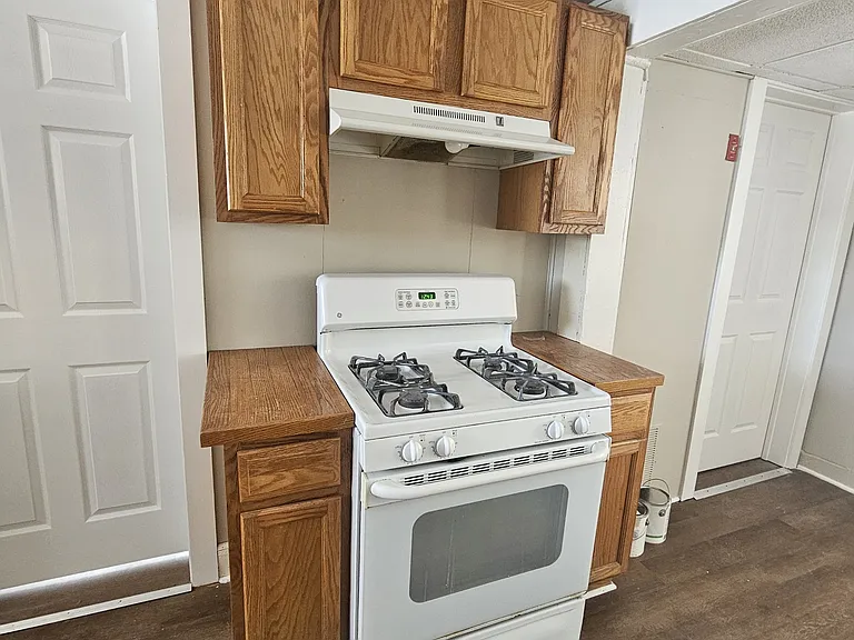 152 E Bell St — Photo 3