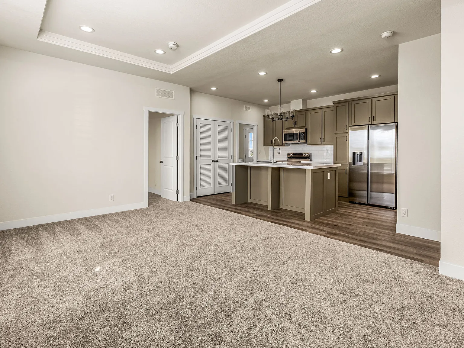 3 bed, 994 sqft, $4,295 — Photo 1
